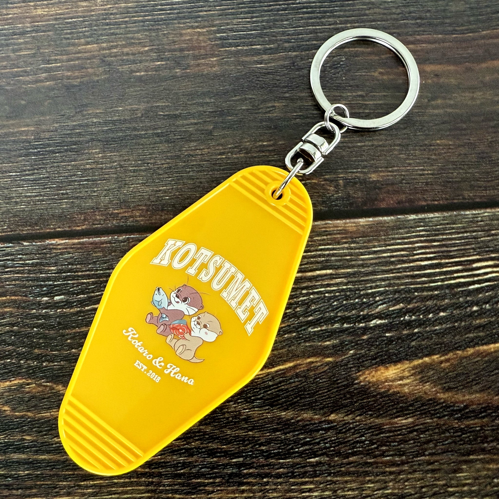 コタロー＆ハナ モーテルキーホルダー イエロー – KOTSUMET