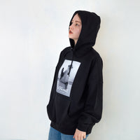【NEW】Otter Hana Photo Hoodie – BLACK
