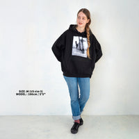 【NEW】Otter Hana Photo Hoodie – BLACK