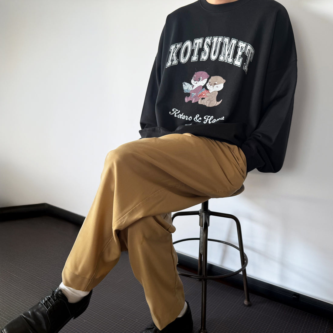 otter_sweatshirt_bk