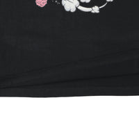 カワウソコタローとハナの宇宙Tシャツの裾