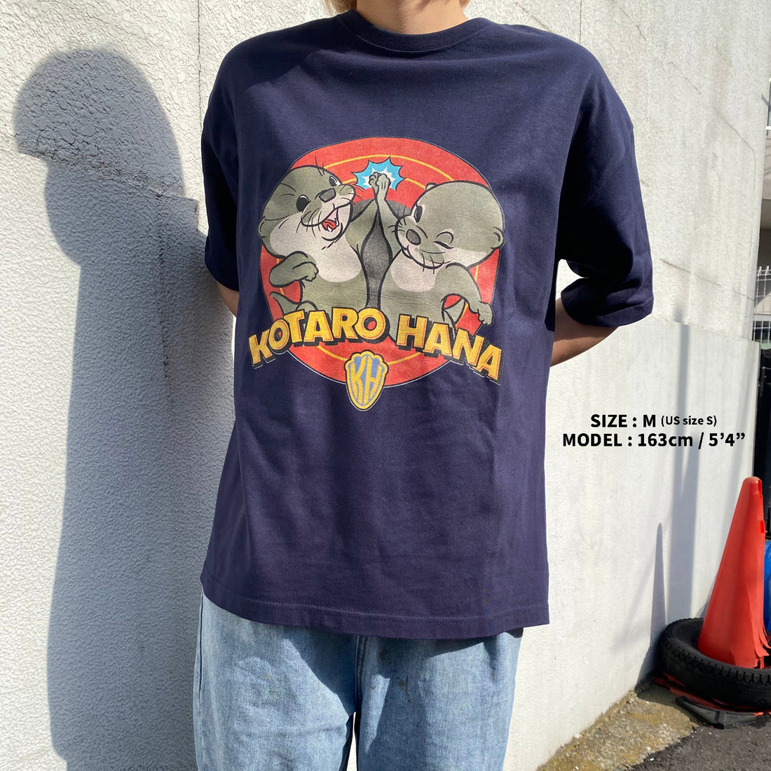 カワウソコタローとハナ　ハイタッチTシャツ