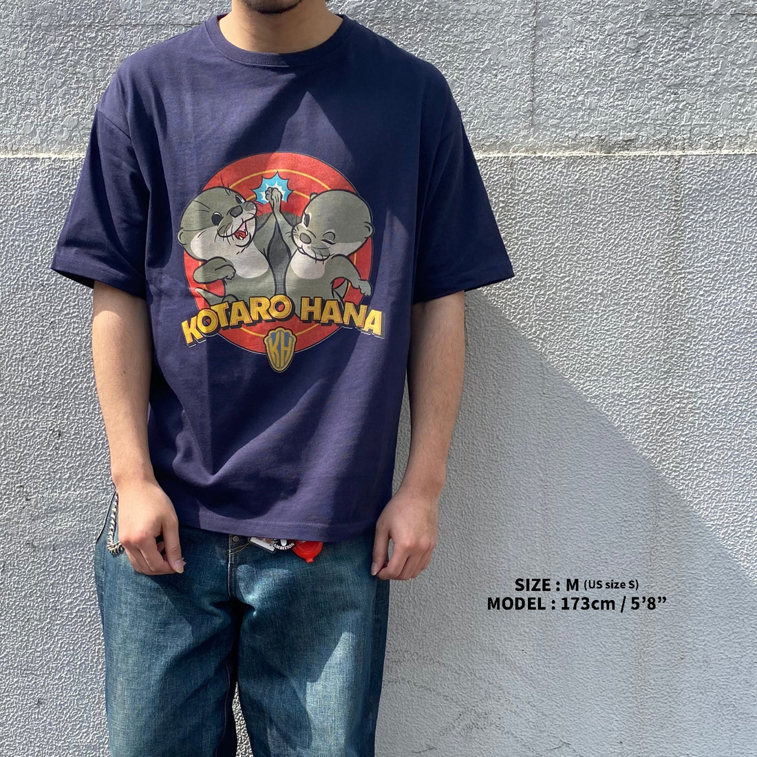 カワウソコタローとハナ ハイタッチTシャツ