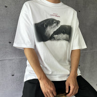 カワウソコタロー&ハナ 「CUDDLING OTTERS」Tシャツ