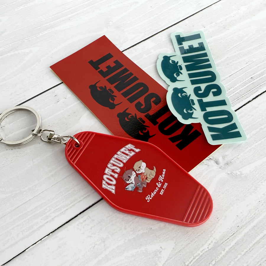 【NEW】OTTER KOTARO&HANA MOTEL KEYCHAIN - RED