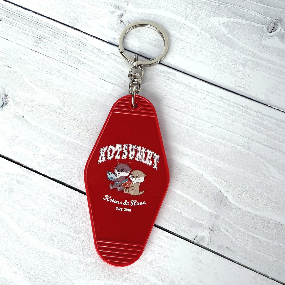 【NEW】OTTER KOTARO&HANA MOTEL KEYCHAIN - RED