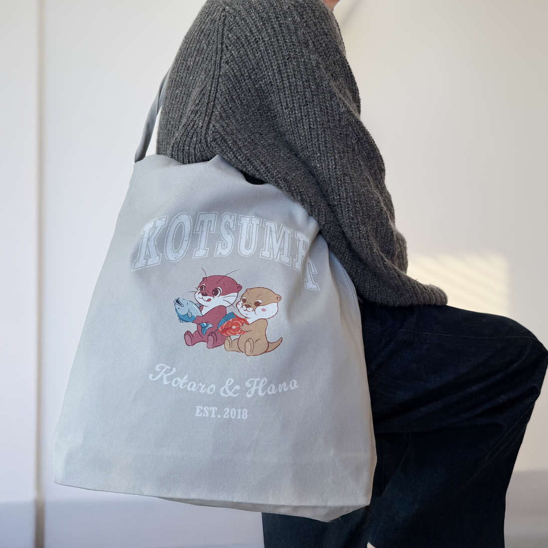 カワウソコタハナ 2WAYトートバッグ GRAY – KOTSUMET OFFICIALSTORE カワウソコタハナ 2WAYトートバッグ GRAY – KOTSUMET OFFICIALSTORE
