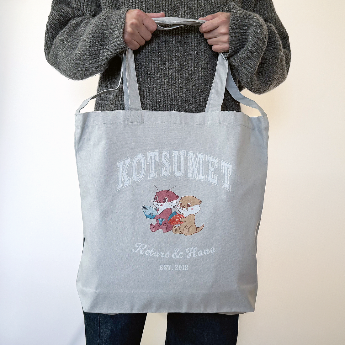 カワウソコタハナ 2WAYトートバッグ GRAY – KOTSUMET OFFICIALSTORE カワウソコタハナ 2WAYトートバッグ GRAY – KOTSUMET OFFICIALSTORE